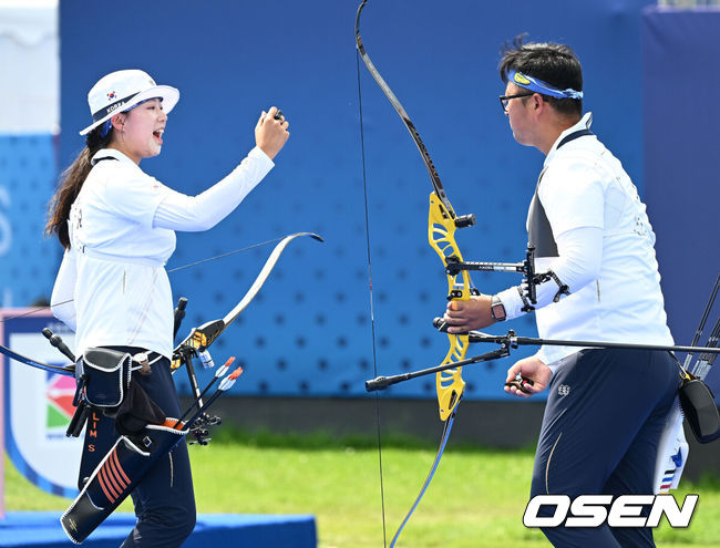 [OSEN=파리(프랑스), 최규한 기자] 2일(한국시간) 프랑스 파리 레쟁발리드에서 ‘2024 파리올림픽’ 양궁 혼성단체 8강전 한국 김우진-임시현 조와 이탈리아 네스폴리-레바글리아티 조의 경기가 열렸다.한국 김우진-임시현 조는 6대2(34-38 39-37 38-36 40-38)로 이탈리아를 잡아내며 4강에 진출했다. 김우진-임시현 조가 승리에 기뻐하고 있다. 2024.08.02 / dreamer@osen.co.kr