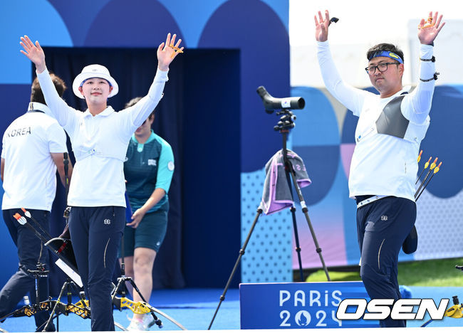 [OSEN=파리(프랑스), 최규한 기자] 2일(한국시간) 프랑스 파리 레쟁발리드에서 ‘2024 파리올림픽’ 양궁 혼성단체 8강전 한국 김우진-임시현 조와 이탈리아 네스폴리-레바글리아티 조의 경기가 열렸다.한국 김우진-임시현 조는 6대2(34-38 39-37 38-36 40-38)로 이탈리아를 잡아내며 4강에 진출했다. 김우진-임시현 조가 승리한 뒤 관중석을 향해 인사를 전하고 있다. 2024.08.02 / dreamer@osen.co.kr