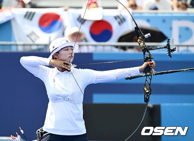 [OSEN=파리(프랑스), 최규한 기자] 2일(한국시간) 프랑스 파리 레쟁발리드에서 ‘2024 파리올림픽’ 양궁 혼성단체 8강전 한국 김우진-임시현 조와 이탈리아 네스폴리-레바글리아티 조의 경기가 열렸다.한국 김우진-임시현 조는 6대2(34-38 39-37 38-36 40-38)로 이탈리아를 잡아내며 4강에 진출했다. 임시현이 조준하고 있다. 2024.08.02 / dreamer@osen.co.kr