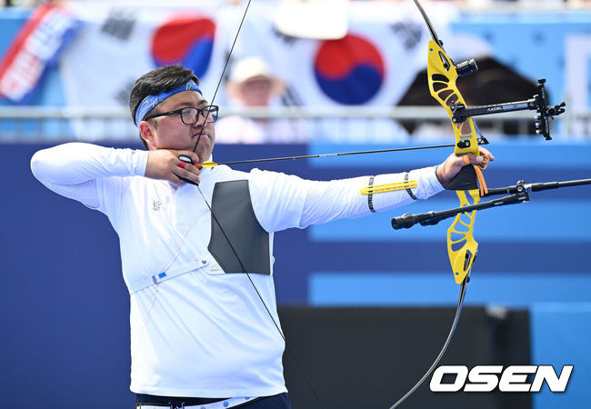 [OSEN=파리(프랑스), 최규한 기자] 2일(한국시간) 프랑스 파리 레쟁발리드에서 ‘2024 파리올림픽’ 양궁 혼성단체 8강전 한국 김우진-임시현 조와 이탈리아 네스폴리-레바글리아티 조의 경기가 열렸다.한국 김우진-임시현 조는 6대2(34-38 39-37 38-36 40-38)로 이탈리아를 잡아내며 4강에 진출했다. 김우진이 조준하고 있다. 2024.08.02 / dreamer@osen.co.kr