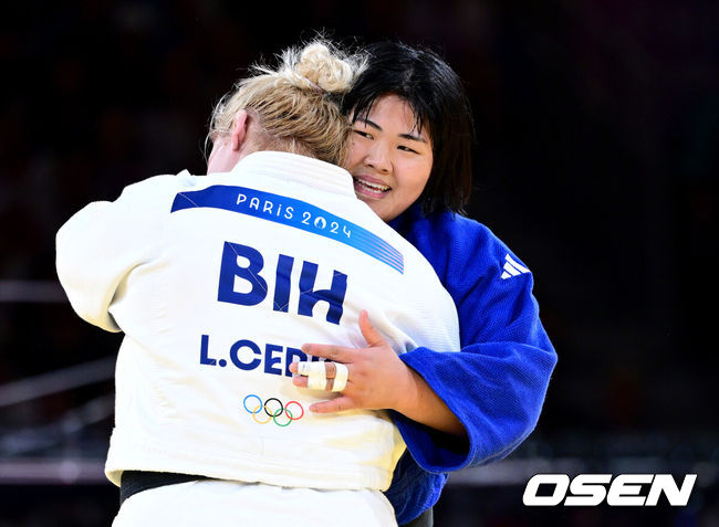 [OSEN=파리(프랑스), 최규한 기자] 2일(한국시각) 프랑스 파리 샹드마르스 아레나에서 ‘2024 파리올림픽’ 유도 여자 78kg 이상급 패자부활전 한국 김하윤과 보스니아 헤르체고비나 라리사 세릭의 경기가 열렸다.김하윤은 라리사 세릭을 상대로 안다리걸기 절반승을 따냈다. 승리한 한국 김하윤이 라리사 세릭과 인사를 나누고 있다. 2024.07.30 / dreamer@osen.co.kr