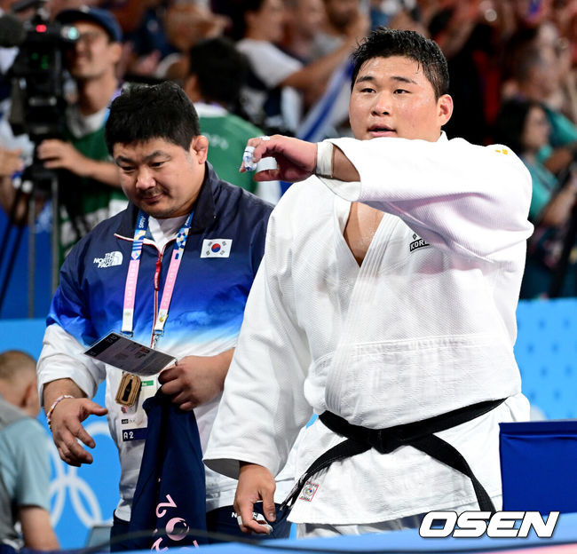 [OSEN=파리(프랑스), 최규한 기자] 2일(한국시각) 프랑스 파리 샹드마르스 아레나에서 ‘2024 파리올림픽’ 유도 남자 100kg 이상급 결승전 한국 김민종과 프랑스 테디 리네르의 경기가 열렸다.김민종은 프랑스 테디 리네르에게 한판패를 당하며 은메달을 획득했다. 한국 김민종이 아쉬워하며 경기장을 나서고 있다. 2024.07.30 / dreamer@osen.co.kr