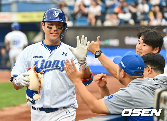 [OSEN=대구, 이석우 기자] 13일 대구삼성라이온즈파크에서 2024 신한 SOL 뱅크 KBO 리그 삼성 라이온즈와 LG 트윈스의 경기가 열렸다. 3연승으로 기세가 오른 삼성은 이호성을 선발로 출전시키고 3연패 중인 LG는 에이스 켈리를 내세워 반등을 노린다.삼성 라이온즈 강민호가 2회말 1사 좌월 솔로 홈런을 치고 하이파이브를 하고 있다. 2024.06.13 / foto0307@osen.co.kr