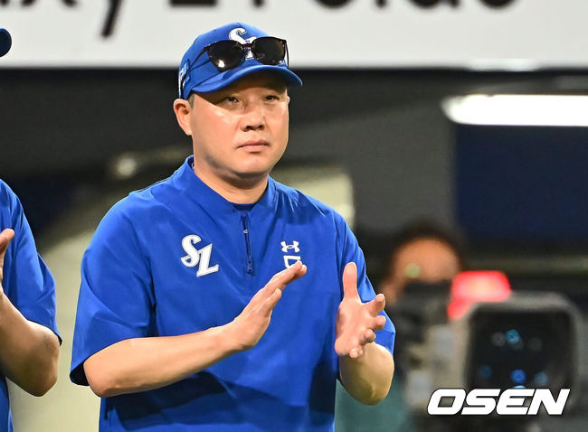 [OSEN=대구, 이석우 기자] 20일 대구삼성라이온즈파크에서 2024 신한 SOL 뱅크 KBO 리그 삼성 라이온즈와 롯데 자이언츠의 경기가 열렸다. 홈팀 삼성은 원태인이 방문팀 롯데는 이인복이 선발 출전했다. 삼성 라이온즈 박진만 감독이 롯데 자이언츠에 21-4로 완승하고 선수들에게 박수를 보내고 있다. 2024.07.20 / foto0307@osen.co.kr