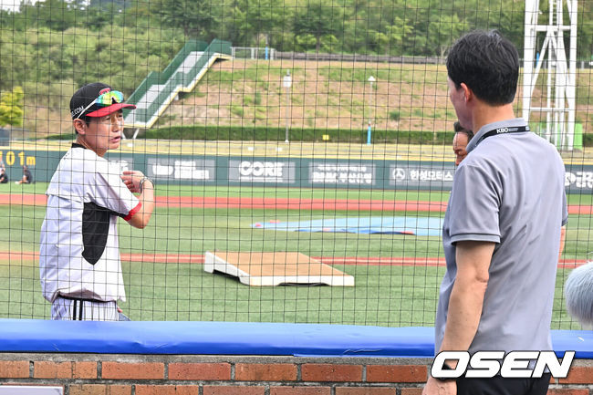 [OSEN=울산, 이석우 기자] 3일 울산 문수야구장에서 2024 신한 SOL 뱅크 KBO 리그 롯데 자이언츠와 LG 트윈스의 경기가 열린다. 홈팀 롯데는 반즈가 선발로 방문팀 LG는 최원태가 선발로 나선다.LG 트윈스 염경엽 감독이 폭염에 달궈진 그라운드 상태에서 경기를 진행 하는게 맞느냐며 허삼영 경기 감독관과 얘기를 하고 있다. 2024.08.03 / foto0307@osen.co.kr