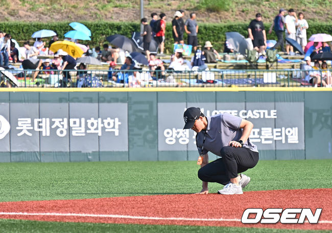 [OSEN=울산, 이석우 기자] 3일 울산 문수야구장에서 2024 신한 SOL 뱅크 KBO 리그 롯데 자이언츠와 LG 트윈스의 경기가 열린다. 홈팀 롯데는 반즈가 선발로 방문팀 LG는 최원태가 선발로 나선다.허삼영 경기 감독관이 울산 문수야구장 그라운드 온도를 손으로 체크하고 있다. 2024.08.03 / foto0307@osen.co.kr