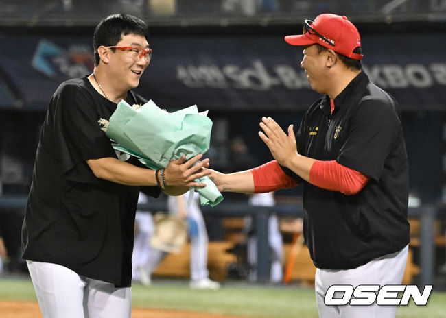 [OSEN=잠실, 조은정 기자] KBO 최초 400경기 선발과 KBO역대 3번째 11시즌 연속 100이닝을 달성한 KIA 양현종이 이범호 감독에게 꽃다발을 받고 있다. 2024.07.10 /cej@osen.co.kr