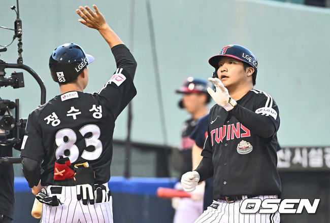 [OSEN=울산, 이석우 기자] 3일 울산 문수야구장에서 2024 신한 SOL 뱅크 KBO 리그 롯데 자이언츠와 LG 트윈스의 경기가 열렸다. 홈팀 롯데는 반즈가 선발로 방문팀 LG는 최원태가 선발로 나섰다.LG 트윈스 문보경이 4회초 좌월 솔로 홈런을 치고 하이파이를 하고 있다. 2024.08.03 / foto0307@osen.co.kr