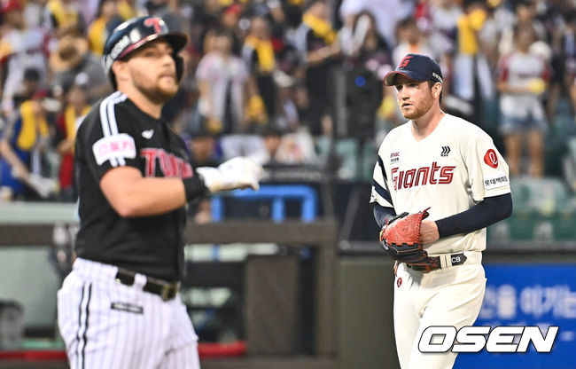 [OSEN=울산, 이석우 기자] 3일 울산 문수야구장에서 2024 신한 SOL 뱅크 KBO 리그 롯데 자이언츠와 LG 트윈스의 경기가 열렸다. 홈팀 롯데는 반즈가 선발로 방문팀 LG는 최원태가 선발로 나섰다.롯데 자이언츠 선발 투수 반즈가 5회초 2사 만루 LG 트윈스 오스틴을 우익수 플라이로 잡고 더그아웃으로 들어가고 있다. 2024.08.03 / foto0307@osen.co.kr