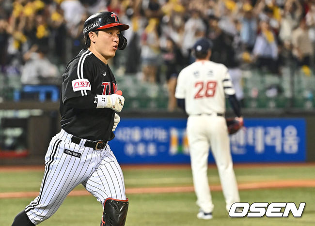 [OSEN=울산, 이석우 기자] 3일 울산 문수야구장에서 2024 신한 SOL 뱅크 KBO 리그 롯데 자이언츠와 LG 트윈스의 경기가 열렸다. 홈팀 롯데는 반즈가 선발로 방문팀 LG는 최원태가 선발로 나섰다.LG 트윈스 박동원이 6회초 2사 1루 좌월 동점 2점 홈런을 치고 그라운드를 돌고 있다. 2024.08.03 / foto0307@osen.co.kr