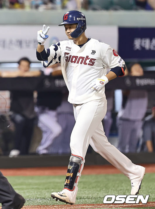 [OSEN=울산, 이석우 기자] 3일 울산 문수야구장에서 2024 신한 SOL 뱅크 KBO 리그 롯데 자이언츠와 LG 트윈스의 경기가 열렸다. 홈팀 롯데는 반즈가 선발로 방문팀 LG는 최원태가 선발로 나섰다.롯데 자이언츠 손호영이 8회말 1사 좌월 솔로 홈런을 치고 세리머니를 하고 있다. 2024.08.03 / foto0307@osen.co.kr