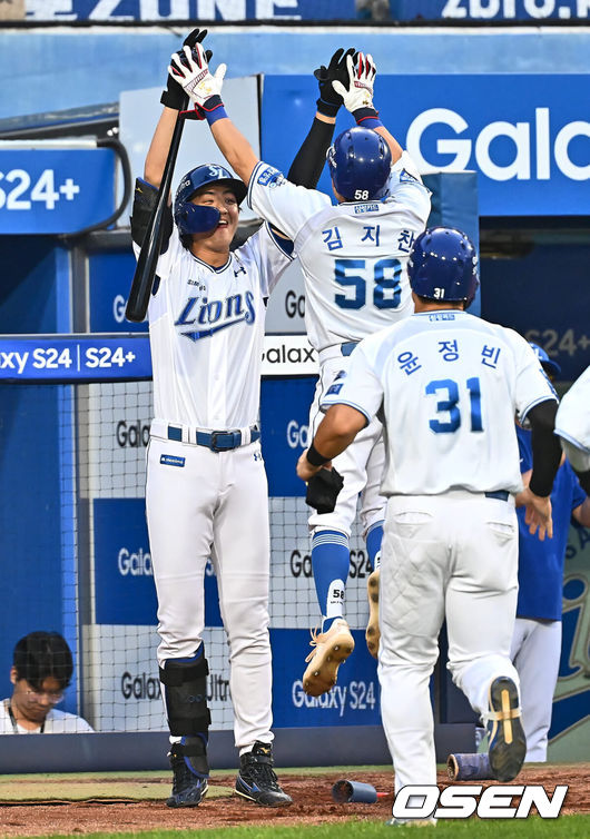 [OSEN=대구, 이석우 기자] 21일 대구삼성라이온즈파크에서 2024 신한 SOL 뱅크 KBO 리그 삼성 라이온즈와 두산 베어스의 경기가 열렸다. 전날 팀 50000안타 기록을 세운 홈팀 삼성은 이승현이 선발 출전하고 방문팀 두산은 최준호를 선발로 내세웠다. 삼성 라이온즈 김지찬이 3회말 1사 1,2루 우월 역전 3점 홈런을 치고 구자욱과 하이파이브를 하고 있다. 2024.06.21 / foto0307@osen.co.kr