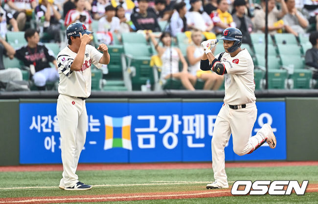 [OSEN=울산, 이석우 기자] 3일 울산 문수야구장에서 2024 신한 SOL 뱅크 KBO 리그 롯데 자이언츠와 LG 트윈스의 경기가 열렸다. 홈팀 롯데는 반즈가 선발로 방문팀 LG는 최원태가 선발로 나섰다.롯데 자이언츠 손호영이 1회말 2사 1,2루 좌월 3점 홈런을 치고 세리머니를 하고 있다. 2024.08.03 / foto0307@osen.co.kr