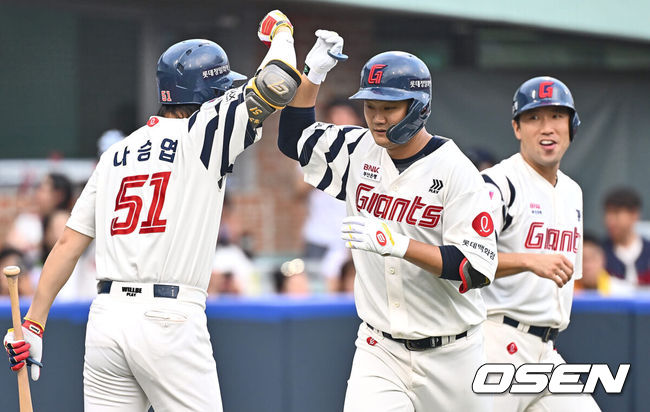 [OSEN=울산, 이석우 기자] 3일 울산 문수야구장에서 2024 신한 SOL 뱅크 KBO 리그 롯데 자이언츠와 LG 트윈스의 경기가 열렸다. 홈팀 롯데는 반즈가 선발로 방문팀 LG는 최원태가 선발로 나섰다.롯데 자이언츠 손호영이 1회말 2사 1,2루 좌월 3점 홈런을 치고 하이파이브를 하고 있다. 2024.08.03 / foto0307@osen.co.kr