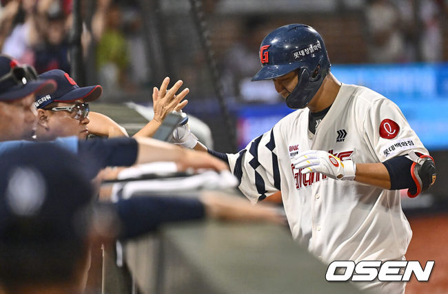 [OSEN=울산, 이석우 기자] 3일 울산 문수야구장에서 2024 신한 SOL 뱅크 KBO 리그 롯데 자이언츠와 LG 트윈스의 경기가 열렸다. 홈팀 롯데는 반즈가 선발로 방문팀 LG는 최원태가 선발로 나섰다.롯데 자이언츠 손호영이 8회말 1사 좌월 솔로 홈런을 치고 김태형 감독과 하이파이브를 하고 있다. 2024.08.03 / foto0307@osen.co.kr