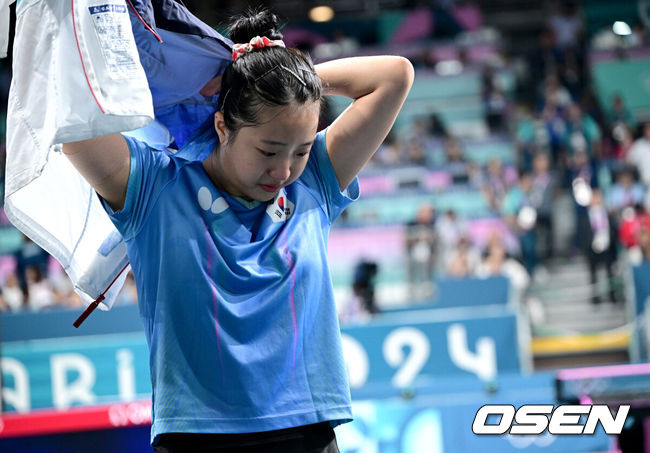 [OSEN=파리(프랑스), 최규한 기자] 3일 (한국시간) 프랑스 파리 사우스 파리 아레나 4에서 ‘2024 파리올림픽’ 탁구 여자 단식 동메달결정전 한국 신유빈과 일본 하야타 히나의 경기가 열렸다.신유빈은 세트 스코어 2-4(11-9 11-13 10-12 7-11 12-10 7-11)로 하야타 히나에게 패했다.한국 신유빈이 경기장을 나서고 있다. 2024.08.03 / dreamer@osen.co.kr