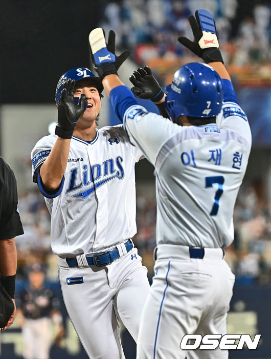 [OSEN=대구, 이석우 기자] 21일 대구삼성라이온즈파크에서 2024 신한 SOL 뱅크 KBO 리그 삼성 라이온즈와 두산 베어스의 경기가 열렸다. 전날 팀 50000안타 기록을 세운 홈팀 삼성은 이승현이 선발 출전하고 방문팀 두산은 최준호를 선발로 내세웠다. 삼성 라이온즈 구자욱이 5회말 2사 1루 우중월 2점 홈런을 치고 하이파이브를 하고 있다. 2024.06.21 / foto0307@osen.co.kr