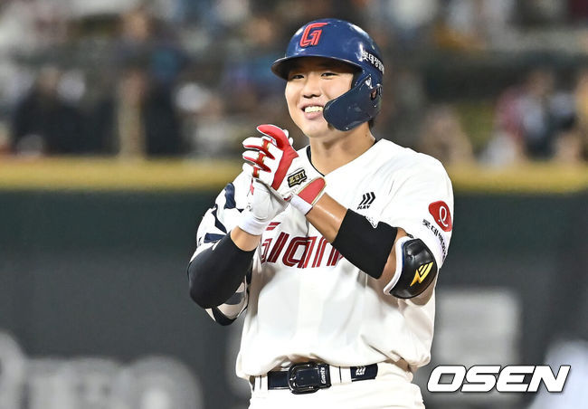 [OSEN=울산, 이석우 기자] 3일 울산 문수야구장에서 2024 신한 SOL 뱅크 KBO 리그 롯데 자이언츠와 LG 트윈스의 경기가 열렸다. 홈팀 롯데는 반즈가 선발로 방문팀 LG는 최원태가 선발로 나섰다.롯데 자이언츠 손성빈이 8회말 1사 만루 좌중간 2타점 2루타를 치고 기뻐하고 있다. 2024.08.03 / foto0307@osen.co.kr