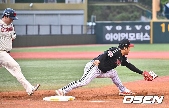 [OSEN=울산, 이석우 기자] 3일 울산 문수야구장에서 2024 신한 SOL 뱅크 KBO 리그 롯데 자이언츠와 LG 트윈스의 경기가 열렸다. 홈팀 롯데는 반즈가 선발로 방문팀 LG는 최원태가 선발로 나섰다.롯데 자이언츠 정보근이 2회말 무사 1,2루 3루수 앞 땅볼을 치고 삼중살 당하고 있다. 2024.08.03 / foto0307@osen.co.kr