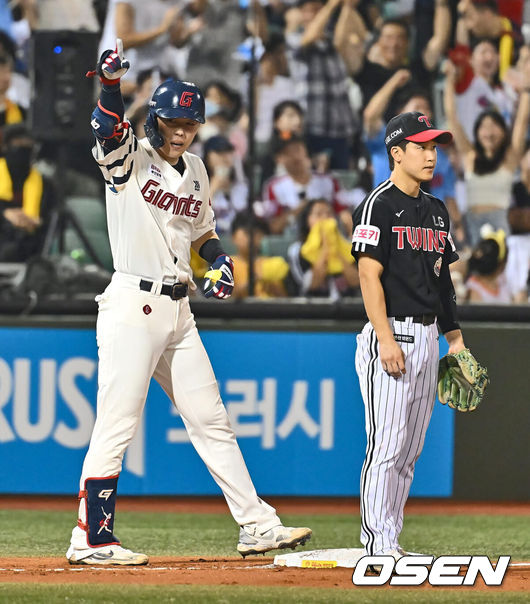 [OSEN=울산, 이석우 기자] 3일 울산 문수야구장에서 2024 신한 SOL 뱅크 KBO 리그 롯데 자이언츠와 LG 트윈스의 경기가 열렸다. 홈팀 롯데는 반즈가 선발로 방문팀 LG는 최원태가 선발로 나섰다.롯데 자이언츠 고승민이 7회말 2사 3루 우익수 뒤 1타점 2루타를 치고 실책때 3루까지 진루, 손을 들어 보이고 있다. 2024.08.03 / foto0307@osen.co.kr