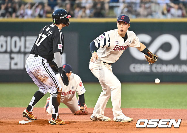 [OSEN=울산, 이석우 기자] 3일 울산 문수야구장에서 2024 신한 SOL 뱅크 KBO 리그 롯데 자이언츠와 LG 트윈스의 경기가 열렸다. 홈팀 롯데는 반즈가 선발로 방문팀 LG는 최원태가 선발로 나섰다.롯데 자이언츠 고승민이 5회초 1사 1,2루 LG 트윈스 홍창기의 유격수 앞 땅볼을 놓친 박승욱의 송구를 또 놓치고 있다. 2024.08.03 / foto0307@osen.co.kr