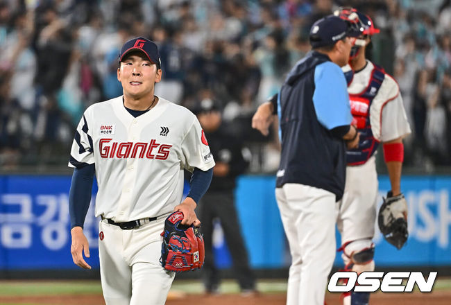 [OSEN=부산, 이석우 기자] 2일 부산 사직야구장에서 2024 신한 SOL 뱅크 KBO 리그 롯데 자이언츠와 NC 다이노스의 경기가 열렸다. 1승씩을 주고 받고 연패 탈출에 성공한 롯데와 NC는 위닝시리즈를 위해 각각 박세웅과 신민혁을 선발로 내세운다.롯데 자이언츠 최준용이 8회초 두 타자에게 연속 안타를 맞고 교체되고 있다. 2024.06.02 / foto0307@osen.co.kr