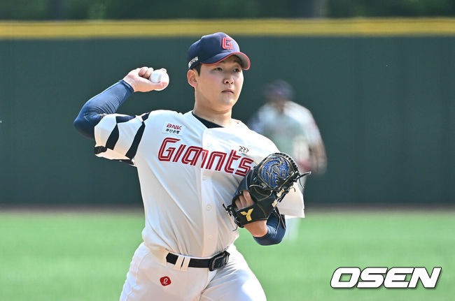 [OSEN=김해, 이석우 기자] 24일 김해 상동구장에서 2024 KBO 퓨처스리그 롯데 자이언츠와 KIA 타이거즈의 경기가 열렸다. 롯데는 정현수를 선발로 KIA는 성영탁을 선발로 출전시켰다.롯데 자이언츠 최준용이 역투하고 있다. 2024.05.24 / foto0307@osen.co.kr