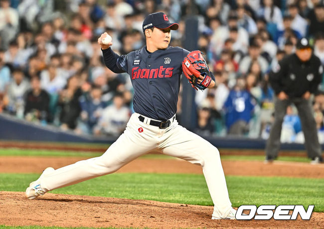 [OSEN=대구, 이석우 기자] 3일 대구삼성라이온즈파크에서 2024 신한 SOL 뱅크 KBO 리그 삼성 라이온즈와 롯데 자이언츠의 경기가 열렸다. 삼성은 5연속 위닝시리즈와 함께 공동 2위로 올라선 기세를 몰아 코너가 선발 등판하고 롯데는 짜릿한 1점차 역전승에 이어 나균안이 선발로 등판했다.롯데 자이언츠 최준용이 역투하고 있다. 2024.05.03 / foto0307@osen.co.kr