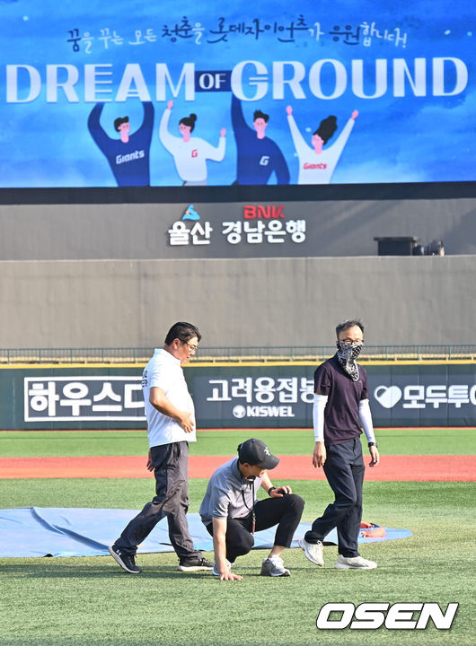 [OSEN=울산, 이석우 기자] 3일 울산 문수야구장에서 2024 신한 SOL 뱅크 KBO 리그 롯데 자이언츠와 LG 트윈스의 경기가 열린다. 홈팀 롯데는 반즈가 선발로 방문팀 LG는 최원태가 선발로 나선다.허삼영 경기 감독관이 울산 문수야구장 그라운드 온도를 손으로 체크하고 있다. 2024.08.03 / foto0307@osen.co.kr