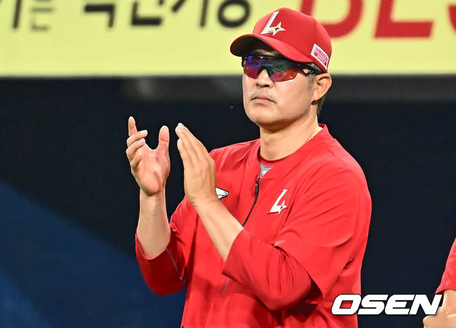 [OSEN=대구, 이석우 기자] 18일 대구삼성라이온즈파크에서 2024 신한 SOL 뱅크 KBO 리그 삼성 라이온즈와 SSG 랜더스의 경기가 열렸다. 홈팀 삼성은 이승민이 선발 출전하고 방문팀 SSG는 앤더슨이 선발 출전한다.SSG 랜더스 이숭용 감독이 삼성 라이온즈에 8-3으로 승리한 후 선수들을 격려하고 있다. 2024.06.18 / foto0307@osen.co.kr