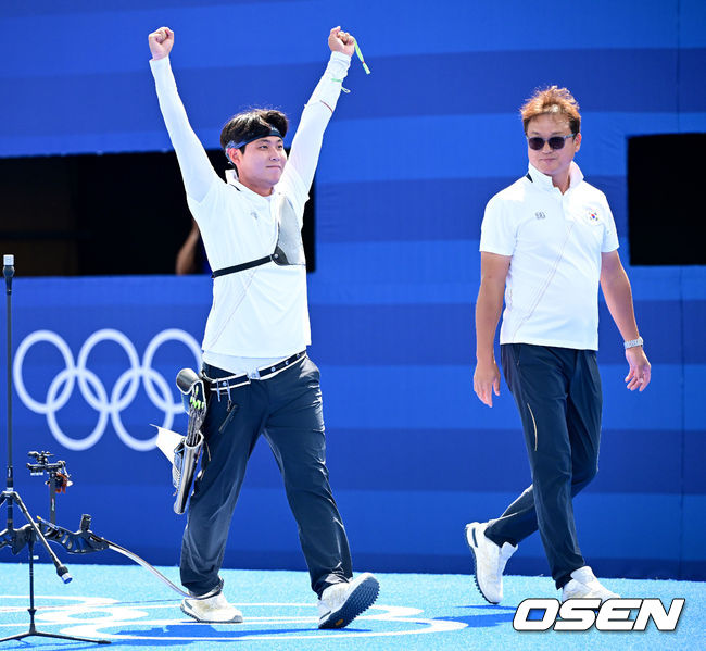 [OSEN=파리(프랑스), 최규한 기자] 4일(한국시간) 프랑스 파리 레쟁발리드에서 ‘2024 파리올림픽’ 양궁 남자 리커브 개인 8강전 한국 이우석과  마우로 네스폴리의 경기가 열렸다.한국 이우석은 세트 스코어 6-4로 승리하며 4강에 진출했다. 이우석이 기뻐하고 있다. 2024.08.04 / dreamer@osen.co.kr