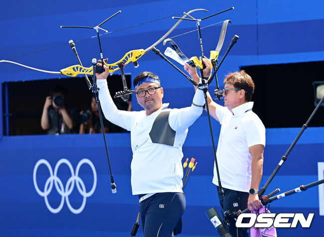 [OSEN=파리(프랑스), 최규한 기자] 4일(한국시간) 프랑스 파리 레쟁발리드에서 ‘2024 파리올림픽’ 양궁 남자 리커브 개인 8강전 한국 김우진과 튀르키예 메테 가조즈의 경기가 열렸다.한국 김우진은 슛오프 끝에 세트 스코어 6-4로 승리하며 4강에 진출했다. 김우진이 4강에 안착한 뒤 관중들을 향해 인사하고 있다. 2024.08.04 / dreamer@osen.co.kr