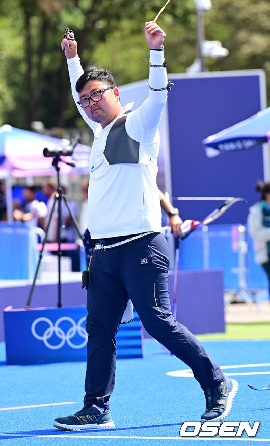 [OSEN=파리(프랑스), 최규한 기자] 4일(한국시간) 프랑스 파리 레쟁발리드에서 ‘2024 파리올림픽’ 양궁 남자 리커브 개인 금메달결정전 한국 김우진과 미국 브래들리 엘리슨의 경기가 열렸다.김우석이 경기장에 들어서며 인사하고 있다. 2024.08.04 / dreamer@osen.co.kr