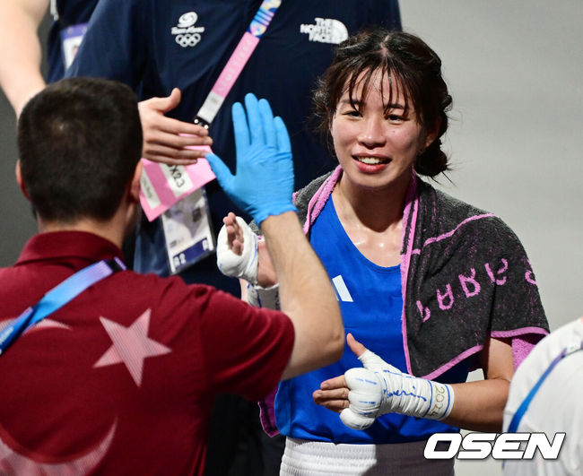 [OSEN=파리(프랑스), 최규한 기자] 5일(한국시간)  프랑스 파리 노스 파리 아레나에서 ‘2024 파리올림픽’ 여자 복싱 54kg급 4강전 한국 임애지와 튀르키예 하티세 아크바시의 경기가 열렸다.한국 임애지는 2대3으로 아쉽게 경기를 내줬다. 경기를 마친 한국 임애지가 튀르키예 코치진과 인사를 나누고 있다. 2024.08.04 / dreamer@osen.co.kr