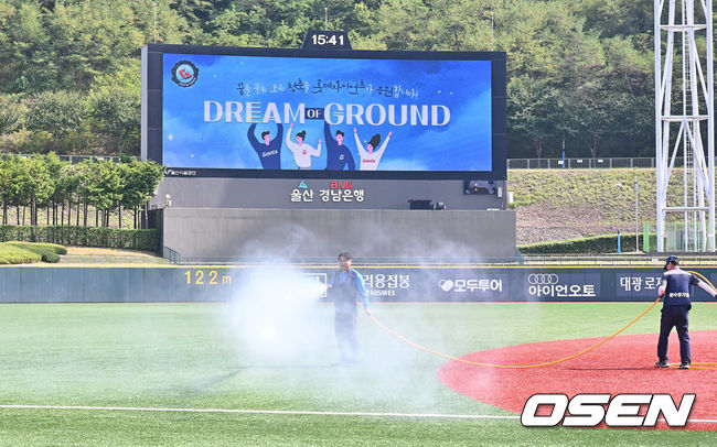 [OSEN=울산, 이석우 기자] 3일 울산 문수야구장에서 2024 신한 SOL 뱅크 KBO 리그 롯데 자이언츠와 LG 트윈스의 경기가 열렸다. 홈팀 롯데는 반즈가 선발로 방문팀 LG는 최원태가 선발로 나섰다.문수야구장 관계자들이 폭염에 달궈진 그라운드에 오늘만 벌써 7번째 물을 뿌리며 열기를 식히고 있다. 2024.08.03 / foto0307@osen.co.kr