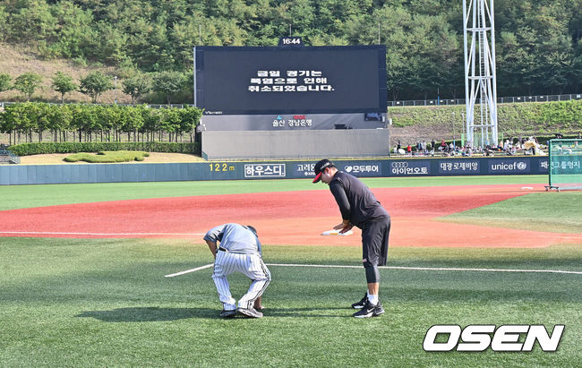 [OSEN=울산, 이석우 기자] 2일 울산 문수야구장에서 2024 신한 SOL 뱅크 KBO 리그 롯데 자이언츠와 LG 트윈스의 경기가 열릴 예정이었다. 홈팀 롯데는 반즈가 선발로 방문팀 LG는 이상영이 선발로 나설 예정이었다.폭염으로 인해 경기가 취소되자 훈련 중이던 LG 선수들이 인조잔디에 손을 사용해 온도 체크를 해 보고 있다. 2024.08.02 / foto0307@osen.co.kr