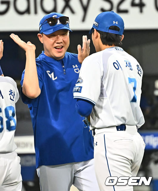 [OSEN=대구, 이석우 기자] 삼성 라이온즈 박진만 감독, 이재현 001 2024.06.21 / foto0307@osen.co.kr