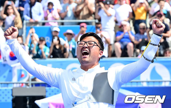 [OSEN=파리(프랑스), 최규한 기자] 4일(한국시간) 프랑스 파리 레쟁발리드에서 ‘2024 파리올림픽’ 양궁 남자 리커브 개인 결승전 한국 김우진과 미국 브래들리 엘리슨의 경기가 열렸다.슛오프 끝에 김우진은 역대 올림픽에서 5번째 금메달을 목에 건 최초의 한국 선수가 됐다. 여기에 파리 올림픽 3관왕을 이뤄냈다. 더불어 김우진의 금메달로 이번 한국 양국 대표팀은 양궁 전종목에서 금메달을 모두 차지하는 대기록을 작성했다.금메달을 거머쥔 한국 김우진이 환호하고 있다. 2024.08.04 / dreamer@osen.co.kr