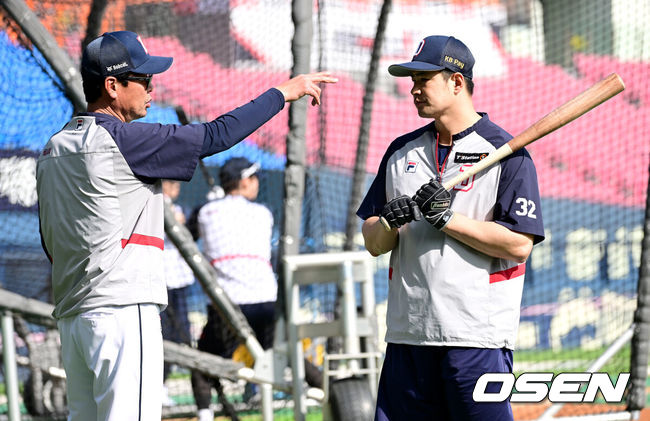 [OSEN=잠실, 최규한 기자] 25일 서울 잠실야구장에서 ‘2024 신한 SOL Bank KBO리그’ 두산 베어스와 NC 다이노스의 경기가 열린다.이날 홈팀 두산은 최원준, 방문팀 NC는 카스타노를 선발 투수로 내세운다.경기를 앞두고 두산 김재환이 김한수 코치와 대화를 나누고 있다. 2024.04.25 / dreamer@osen.co.kr