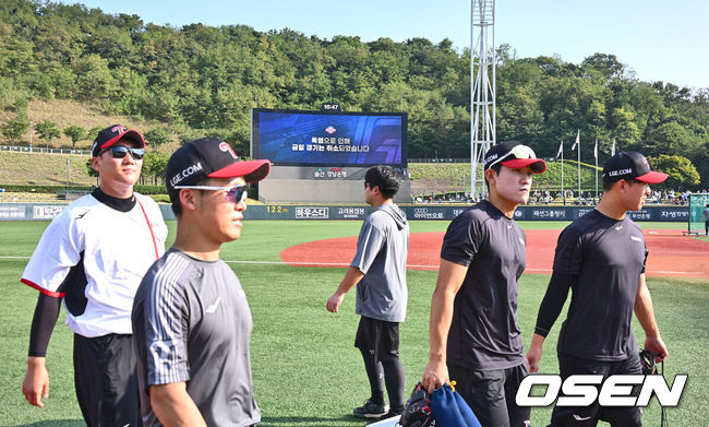 [OSEN=울산, 이석우 기자] 2일 울산 문수야구장에서 2024 신한 SOL 뱅크 KBO 리그 롯데 자이언츠와 LG 트윈스의 경기가 열릴 예정이었다. 홈팀 롯데는 반즈가 선발로 방문팀 LG는 이상영이 선발로 나설 예정이었다.폭염으로 인해 경기가 취소되자 훈련 중이던 LG 선수들이 철수하고 있다. 2024.08.02 / foto0307@osen.co.kr