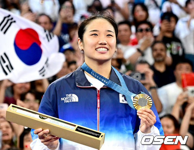 [OSEN=파리(프랑스), 최규한 기자] 5일(한국시간) '셔틀콕 여제' 안세영(22, 삼성생명)이 꿈에 그리던 올림픽 금메달을 목에 걸었다.세계 랭킹 1위 안세영은 5일 오후(이하 한국시간) 프랑스 파리 포르트 드 라샤펠 경기장에서 열린 2024 파리올림픽 배드민턴 여자 단식 결승전에서 랭킹 9위 허빙자오(중국)를 2-0으로 꺾고 금메달을 획득 했다.  한국 안세영이 금메달과 함께 포즈를 취하고 있다. 2024.08.05 / dreamer@osen.co.kr