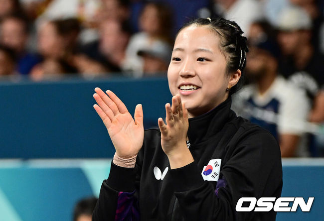 [OSEN=파리(프랑스), 최규한 기자] 6일 (한국시간) 프랑스 파리 사우스 파리 아레나 4에서 ‘2024 파리올림픽’ 탁구 여자 단체 16강 한국과 브라질의 경기가 열렸다.한국은 신유빈, 전지희, 이은혜가 출전해 이번 대회 또 하나의 메달을 위한 도전에 나선다.한국 신유빈이 이은혜의 득점에 기뻐하고 있다.  2024.08.06 / dreamer@osen.co.kr