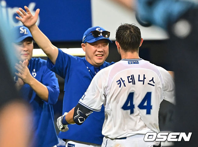 [OSEN=대구, 이석우 기자] 21일 대구삼성라이온즈파크에서 2024 신한 SOL 뱅크 KBO 리그 삼성 라이온즈와 롯데 자이언츠의 경기가 열렸다. 홈팀 삼성은 이승현이 방문팀 롯데는 반즈가 선발 출전했다. 삼성 라이온즈 카데나스가 9회말 무사 1루 좌월 끝내기 홈런을 치고 박진만 감독의 축하를 받고 있다. 2024.07.21 / foto0307@osen.co.kr