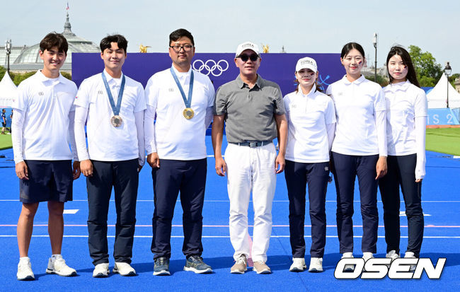 [OSEN=파리(프랑스), 최규한 기자] 김우진(32, 청주시청)이 한국 올림픽 양궁 역사에 큰 획을 그었다. 김우진은 4일 프랑스 파리 레쟁발리드에서 열린 2024 파리 올림픽 양궁 남자 개인 결승전에서 브래디 엘리슨(미국)과 맞대결을 펼쳐 5-5 동점을 기록했다. 김우진은 슛오프까지 가는 접전끝에 엘리슨을 4.9mm 차로 잡아냈다.이로써 김우진은 역대 올림픽에서 5번째 금메달을 목에 건 최초의 한국 선수가 됐다. 여기에 파리 올림픽 3관왕을 이뤄냈다. 더불어 김우진의 금메달로 이번 한국 양국 대표팀은 양궁 전종목에서 금메달을 모두 차지하는 대기록을 작성했다.파리올림픽을 모두 마친 양궁 대표팀 김제덕, 이우석, 김우진, 정의선 현대차 회장, 전훈영, 임시현, 남수현(왼쪽부터)이 기념촬영을 하고 있다. 2024.08.04 / dreamer@osen.co.kr