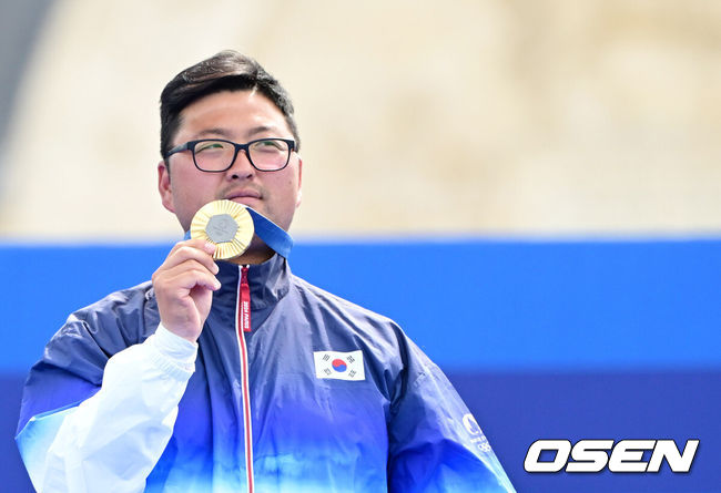 [OSEN=파리(프랑스), 최규한 기자] 4일(한국시간) 프랑스 파리 레쟁발리드에서 ‘2024 파리올림픽’ 양궁 남자 리커브 개인 금메달결정전 한국 김우진과 미국 브래들리 엘리슨의 경기가 열렸다.김우진은 역대 올림픽에서 5번째 금메달을 목에 건 최초의 한국 선수가 됐다. 여기에 파리 올림픽 3관왕을 이뤄냈다. 더불어 김우진의 금메달로 이번 한국 양국 대표팀은 양궁 전종목에서 금메달을 모두 차지하는 대기록을 작성했다.금메달 한국 김우진이 메달과 함께 시상대에서 포즈를 취하고 있다. 2024.08.04 / dreamer@osen.co.kr