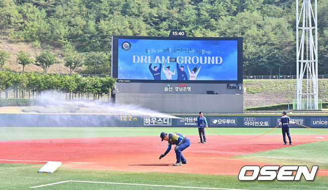 [OSEN=울산, 이석우 기자] 3일 울산 문수야구장 관계자들이 폭염에 달궈진 그라운드에 오늘만 벌써 7번째 물을 뿌리며 열기를 식히고 있다. 2024.08.03 / foto0307@osen.co.kr