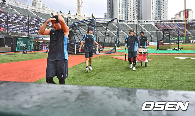 [OSEN=부산, 이석우 기자] 6일 부산 사직야구장에서 2024 신한 SOL 뱅크 KBO 리그 롯데 자이언츠와 NC 다이노스의 경기가 열린다. 홈팀 롯데는 윌커슨이 선발 출전하고 NC는 신민혁이 선발 출전한다.롯데 자이언츠 선수들이 훈련 중 갑자기 내린 소나기를 피하고 있다. 2024.08.06 / foto0307@osen.co.kr