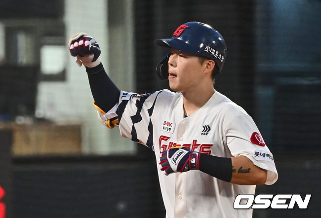 [OSEN=부산, 이석우 기자] 6일 부산 사직야구장에서 2024 신한 SOL 뱅크 KBO 리그 롯데 자이언츠와 NC 다이노스의 경기가 열렸다. 홈팀 롯데는 윌커슨이 선발 출전하고 NC는 신민혁이 선발 출전했다.롯데 자이언츠 고승민이 3회말 1사 우월 솔로 홈런을 치고 하이파이브를 하고 있다. 2024.08.06 / foto0307@osen.co.kr