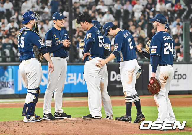 [OSEN=부산, 이석우 기자] 6일 부산 사직야구장에서 2024 신한 SOL 뱅크 KBO 리그 롯데 자이언츠와 NC 다이노스의 경기가 열렸다. 홈팀 롯데는 윌커슨이 선발 출전하고 NC는 신민혁이 선발 출전했다.NC 다이노스 선발 투수 신민혁이 7회말 교체되고 있다. 2024.08.06 / foto0307@osen.co.kr