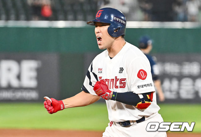 [OSEN=부산, 이석우 기자] 6일 부산 사직야구장에서 2024 신한 SOL 뱅크 KBO 리그 롯데 자이언츠와 NC 다이노스의 경기가 열렸다. 홈팀 롯데는 윌커슨이 선발 출전하고 NC는 신민혁이 선발 출전했다.롯데 자이언츠 전준우가 7회말 2사 2,3루 좌익수 오른쪽 동점 2타점 안타를 치고 포효하고 있다. 2024.08.06 / foto0307@osen.co.kr